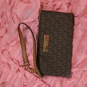 Micheal Kors wristlet